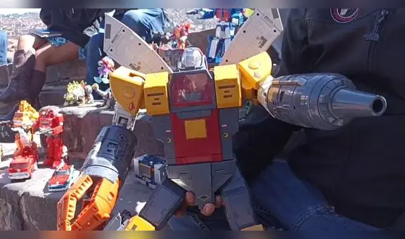 Fiebre por "Transformers" en Cusco: exhiben autobots en miniatura valorizados en S/4.500