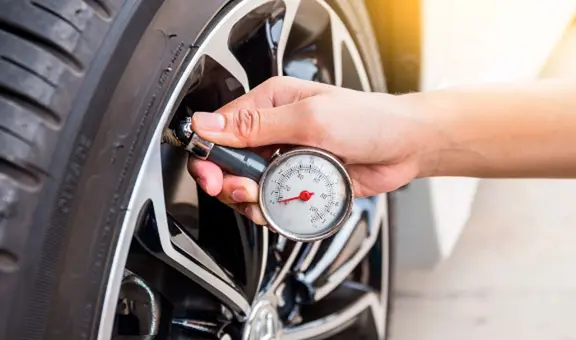 La importancia de medir la presión de tus llantas antes de un viaje