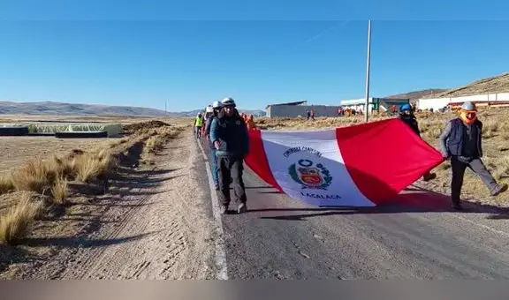 Obreros pausaron un momento el trabajo para marchar por el Día de la Bandera en Puno