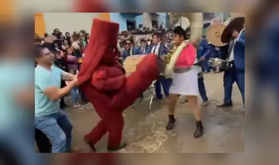Hombre se disfraza de huaco erótico y pone a bailar a todos en fiesta patronal en La Libertad