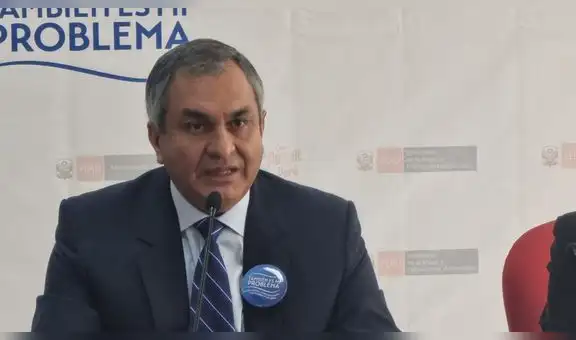 Ministro del Interior tildó de "trapos negros" a banderas peruanas de luto izadas en Puno