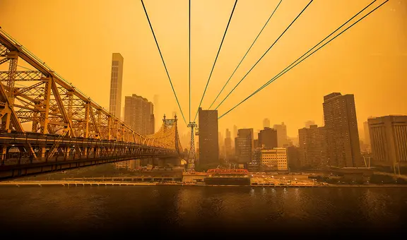 Las imágenes del antes y después del cielo de Nueva York contaminado por humo de incendios en Canadá