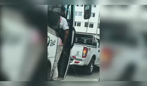 ¡No aguantó! Cobrador de bus con pasajeros es captado miccionando desde puerta de vehículo en Trujillo