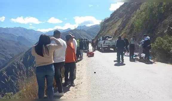 Al menos 5 músicos mueren en volcadura de combi a profundo abismo en Áncash