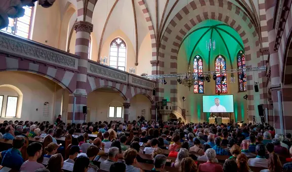 Hombre crea misa con inteligencia artificial a la que asisten más de 300 creyentes en Alemania