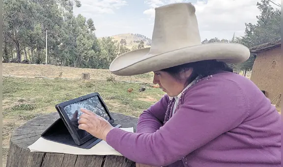 Mujeres que no saben leer ni escribir aprenden a través de Tablet en Cusco
