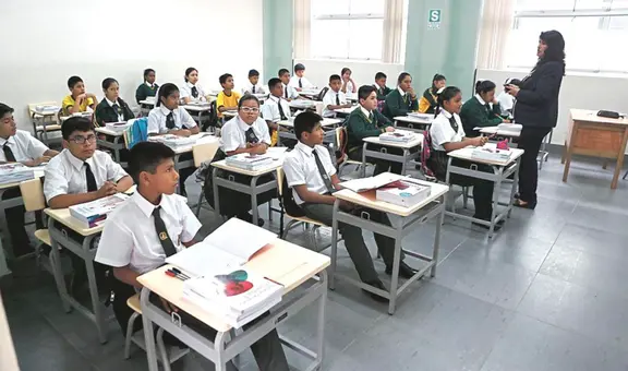 ¿Cuántos alumnos como máximo están permitidos por salón de clase, según el Minedu?