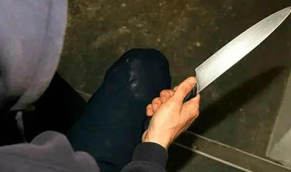 Padre de familia es acuchillado por vecinos tras pedirles que no orinen en su moto