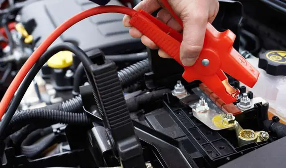 ¿Qué daños podría causar pasar corriente de batería de un carro a otro?