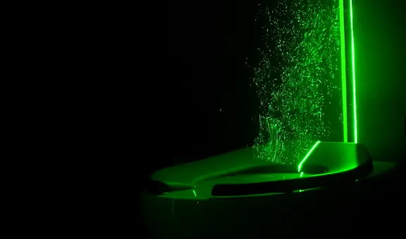 ¿Por qué es peligroso tirar la cadena del inodoro sin bajar la tapa?