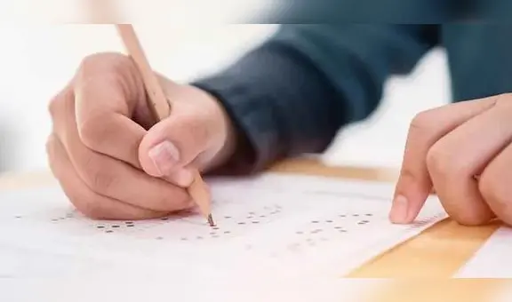 ¿Cuáles son los requisitos mínimos para obtener el bachiller automático en el Perú?