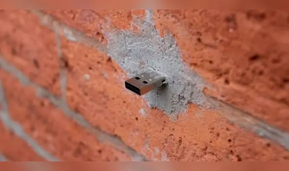 ¿Por qué hay memorias USB incrustadas en la calle y qué archivos tienen en su interior?