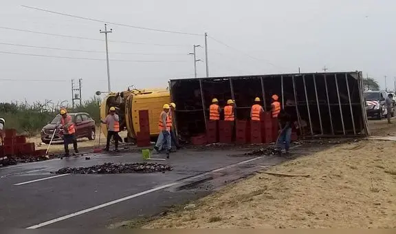 Miles de litros de cerveza se pierden tras despiste de camión en carretera de Piura