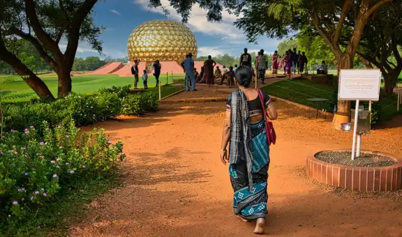 ¿Cómo se llega a Auroville, la ciudad donde no se necesita dinero para vivir?