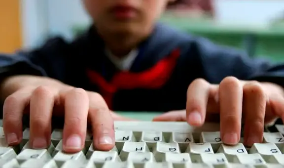 Menores de 15 años no podrán entrar a redes sociales sin consentimiento de sus padres en Francia