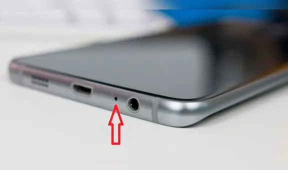 ¿Qué ocurre si tratas de meter una aguja en el agujero que está abajo de tu smartphone?