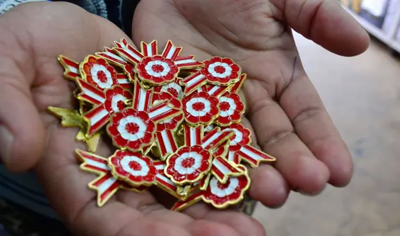 ¿Derecho o izquierdo? ¿En qué lado del pecho va la escarapela?