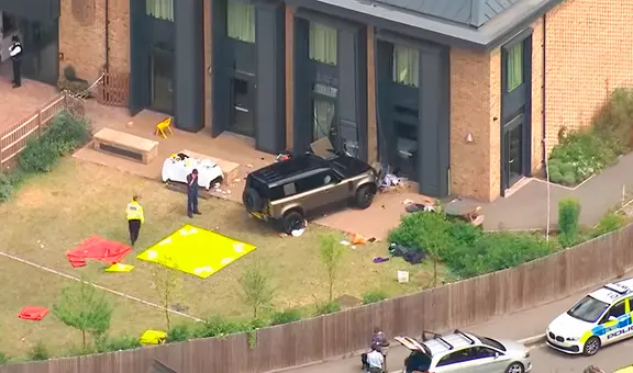 Mujer atropella a 6 niños y 2 adultos tras chocar contra una escuela en Londres: una menor falleció
