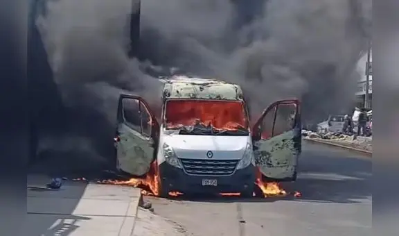 A plena luz del día, delincuentes queman la tercera combi de empresa de transportes