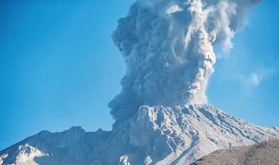 Volcán Ubinas: cenizas afectan a pueblos de 3 regiones