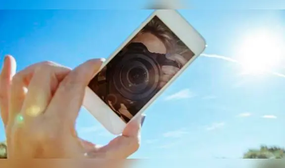 ¿Qué pasa con mi teléfono si lo expongo directamente a la luz del sol durante mucho tiempo?