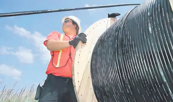 Telefónica reduce su negocio de fibra óptica para apalancar deudas