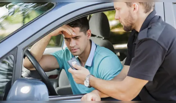 ¿Puedo tener licencia para moto si me inhabilitaron para conducir un auto?