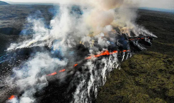 ¡Impactantes imágenes! Volcán entra en erupción cerca de la capital de Islandia