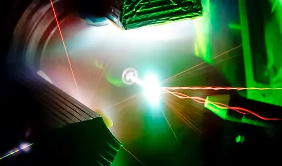 Físicos crearon una luz 1.000 millones de veces más brillante que el Sol