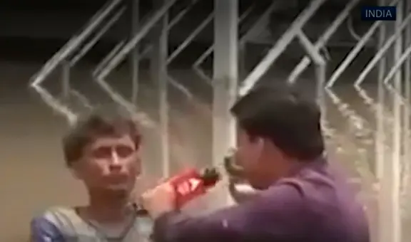 Periodista hace entrevista con ‘el agua hasta el cuello’ afectado por inundaciones en India