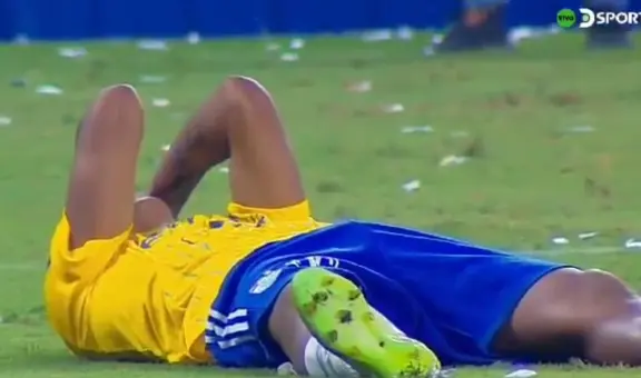 Joao Grimaldo no soportó la eliminación de Cristal y terminó llorando desconsoladamente en el campo