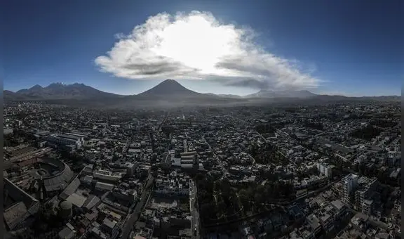 Volcán Ubinas: cenizas nublaron parte de la ciudad de Arequipa