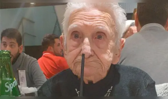 Mujer pregunta a su nieto si se avergüenza de cenar con ella y respuesta conmueve a miles: "Si supiera"