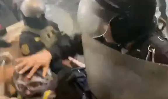 ‘Marcha Nacional’: graban a policía quitándole implementos de protección a manifestante