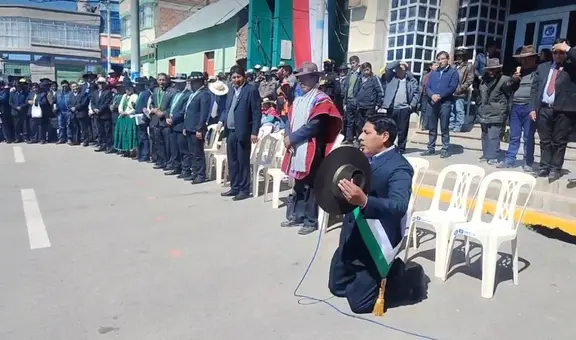 Alcalde de Acora, en Puno, pidió perdón de rodillas por reunirse con Dina Boluarte