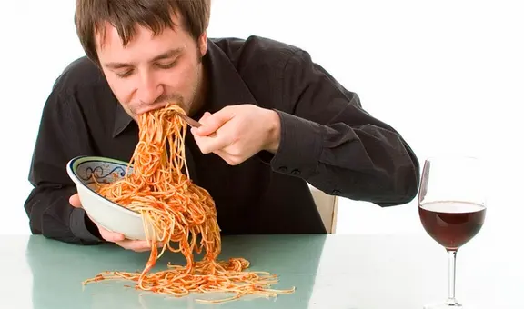 Esto es lo que le pasa a tu cuerpo cuando comes sin tener hambre