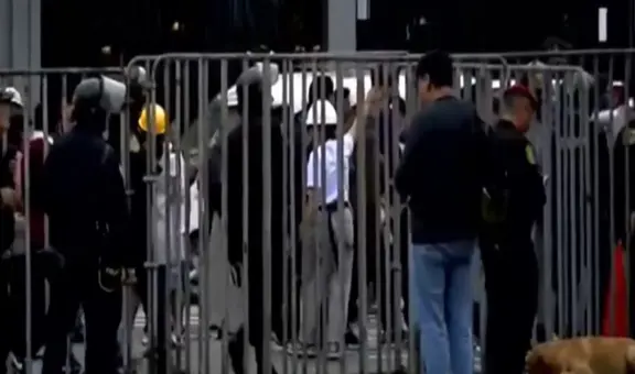 Manifestantes protestan en el frontis del Congreso previo a la elección de la nueva Mesa Directiva