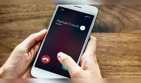 ¿Cómo configuro mi teléfono para que diga en voz alta el nombre de la persona que me llama?