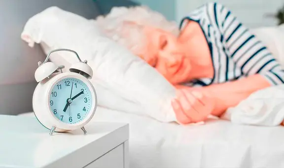 Estudio revela las horas de sueño que debe dormir un adulto mayor para tener energía durante el día