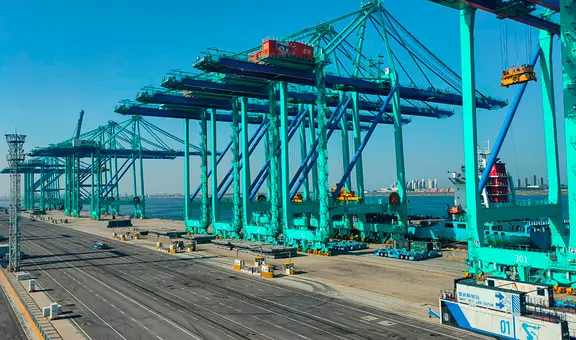 Así funciona el puerto inteligente de Tianjín: sin conductores de camiones y grúas