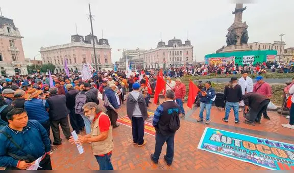 Manifestantes se concentran en plaza Dos de Mayo a minutos del mensaje a la nación