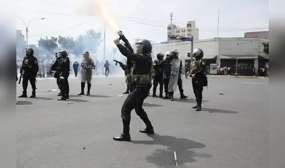 PNP lanza bombas lacrimógenas a manifestantes en av. Abancay durante mensaje a la nación