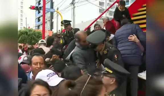 Parada Militar 2023: entre empujones, asistentes buscan conseguir sitio y PNP pide refuerzos