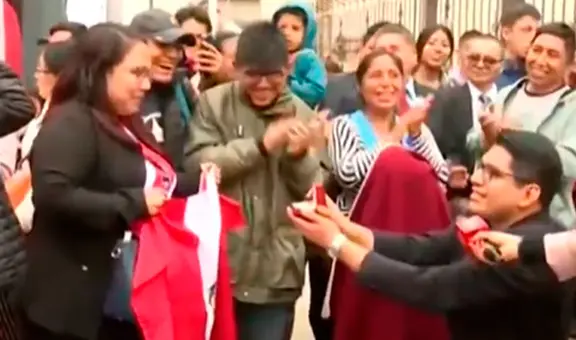 ¡Dijo que sí!: joven le pidió matrimonio a su pareja en el Desfile Cívico Militar