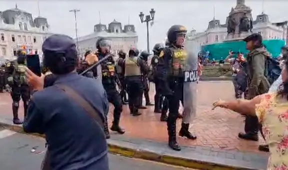 PNP y manifestantes se enfrentan en plaza Dos de Mayo mientras se desarrolla la Gran Parada Militar