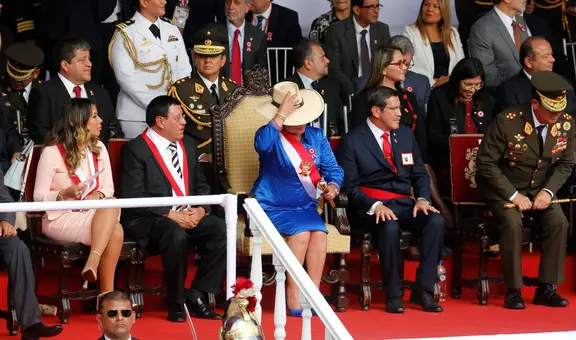 Dina Boluarte es captada con un sombrero durante la Gran Parada Militar 2023