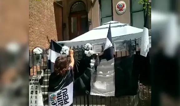 Peruanos colocan banderas de luto como protesta contra Dina Boluarte en consulado de Nueva York