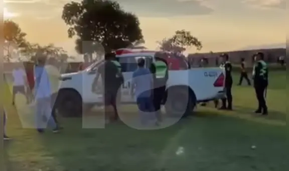 Árbitros de la Copa Perú son sacados en patrullero de campo de fútbol para evitar que los linchen