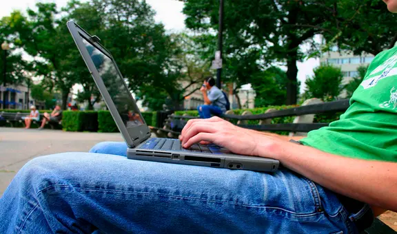 ¿Usas tu laptop sobre las piernas? Los riesgos a los que te expones por esa mala costumbre