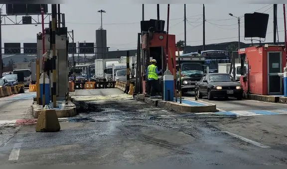 Santa Anita: bomberos controlan incendio de un auto cerca a peaje